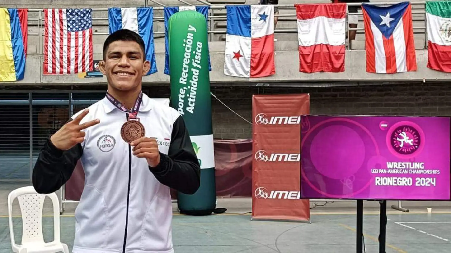 Brayan López Barroso subiéndose al podio en el Campeonato Panamericano Sub-23